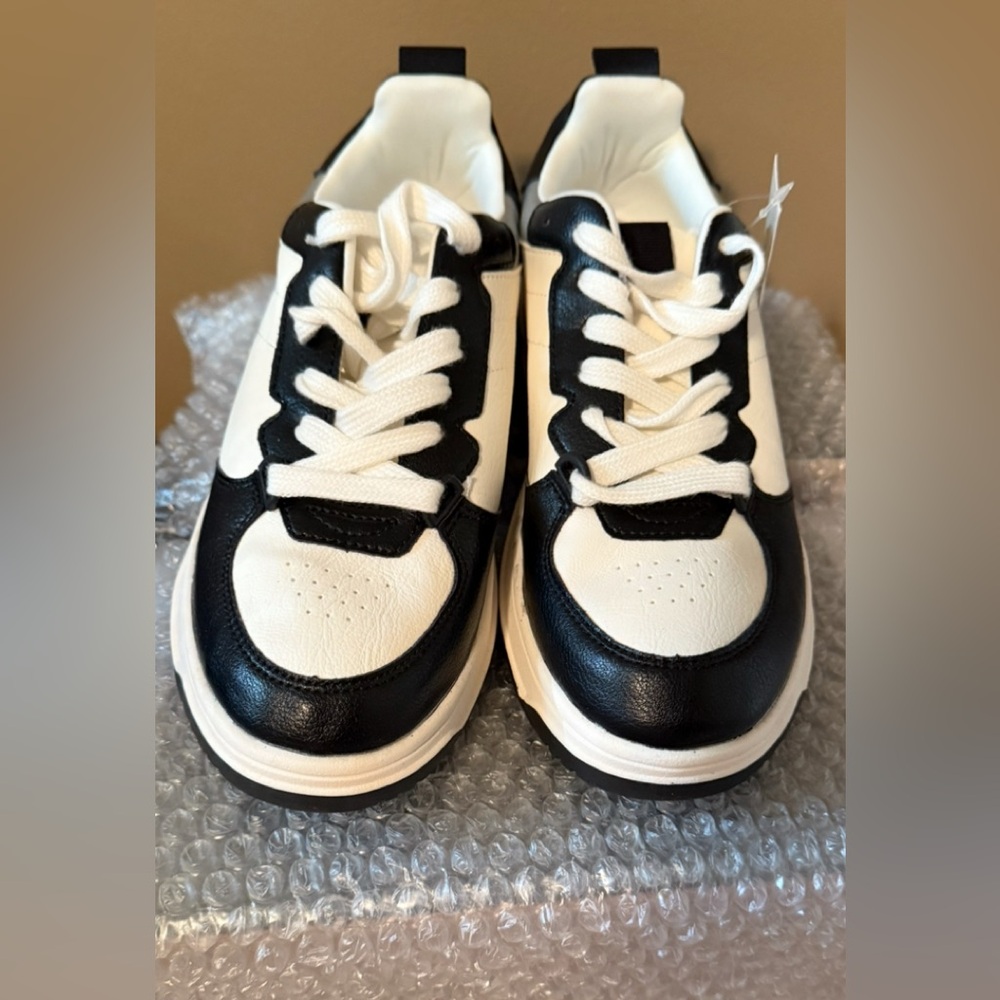 No Boundaries Women’s Memory Foam Sneaker Black and White Size 81/2 NWT